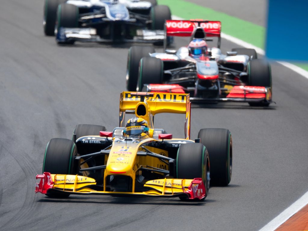 Nascar Vs. F1 Drivers: Who Reigns Supreme On The Racetrack? 5 Formula 1 car on race track